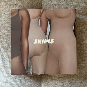 SKIMS Sculpting Bodysuit Mid Thigh W. Open Gusset - Clay